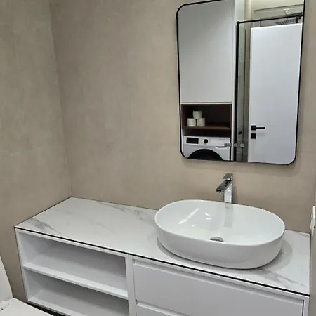 Stay-five Brand New 2 Modern In Center - Self Check-in *