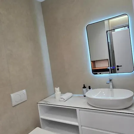 Stay-five Brand New 2 Modern In Center - Self Check-in *