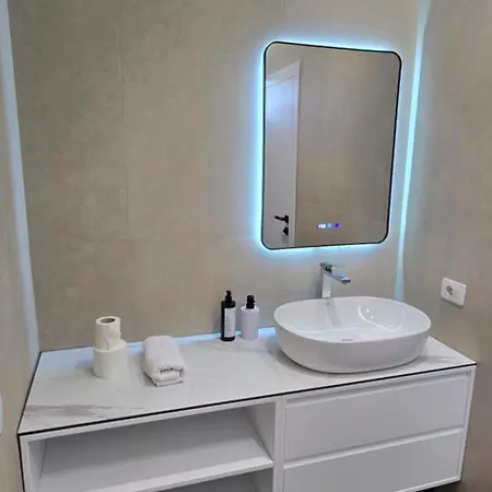 Stay-five Brand New Modern In Center - Self Check-in Apartment *