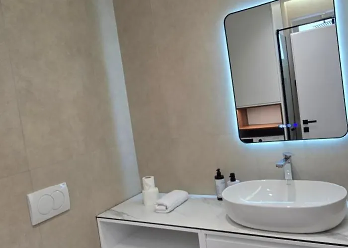 Stay-five Brand New 2 Modern In Center - Self Check-in *